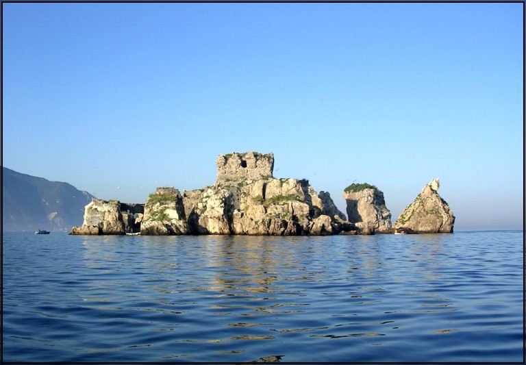 Lo Scoglio di Rovigliano visto dalla costa