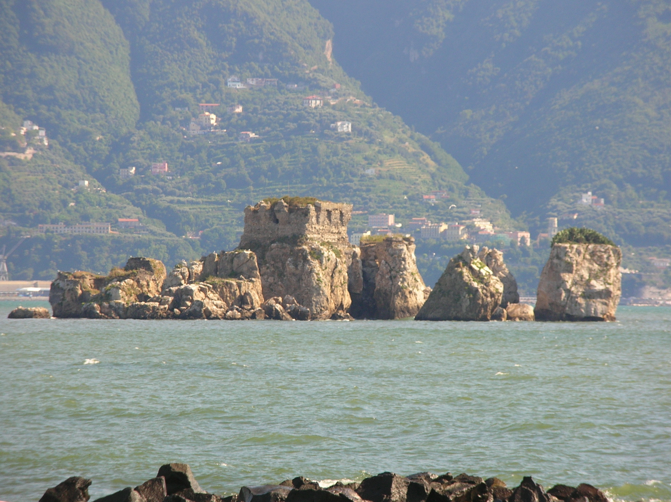 Isolotto di Rovigliano visto da Torre Annunziata